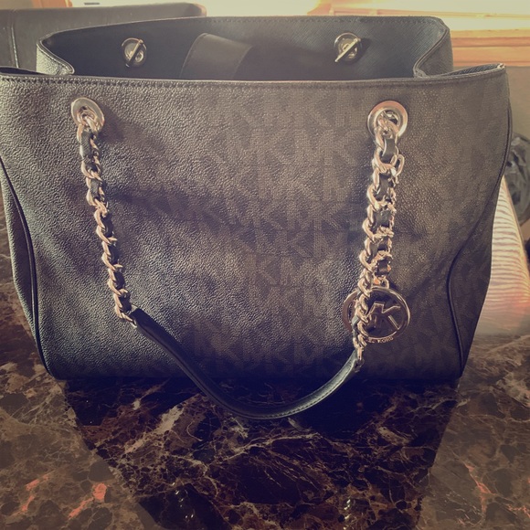 Michael Kors - Picture 1 of 3